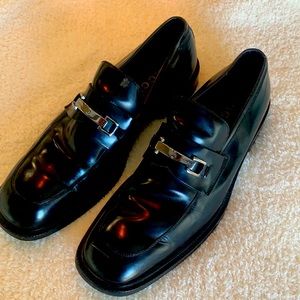 Gucci modern silver bit dress shoes.